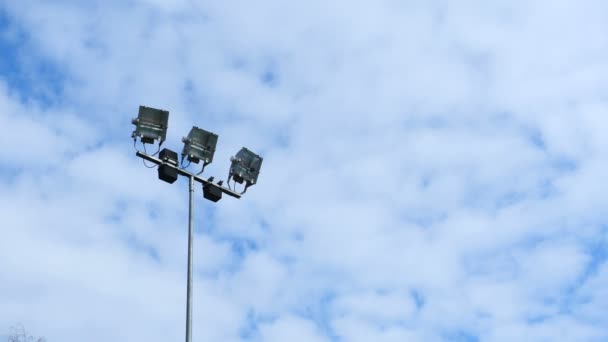 Riflettori puntati, luci dello stadio, con timelapse cielo blu — Video Stock