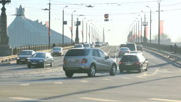 Κυκλοφορία πηγαίνοντας throug μια γέφυρα — Αρχείο Βίντεο