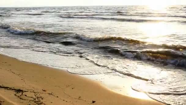 Scène de plage avec des rayons de soleil à l'horizon — Video