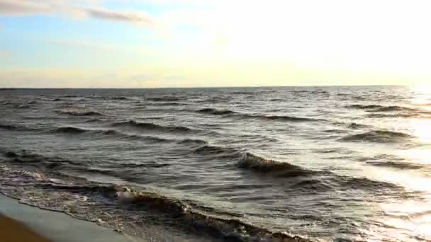 Пляжная сцена с солнечными лучами на горизонте — стоковое видео