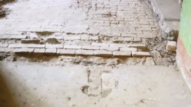 Eski terk edilmiş bir fabrikanın kalıntıları.