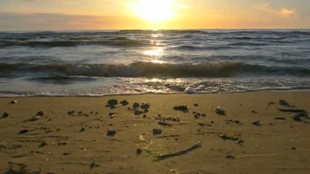 Время захода солнца на Балтийском море — стоковое видео