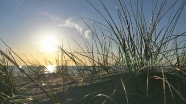 Sunny beach kumulları ve mavi gökyüzü ile