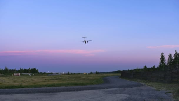 Landing passagiersvliegtuig in de avond — Stockvideo