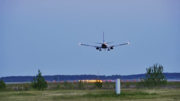 atterrissage d'un avion de passagers le soir 