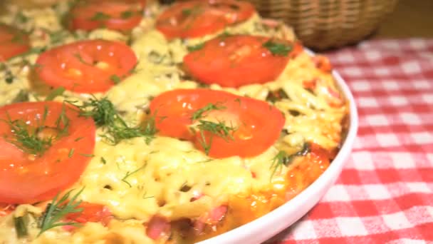 Pizza italiana con carne, tomates, eneldo y queso doble — Vídeos de Stock