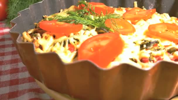 Italiaanse pizza met vlees, tomaten, dille en dubbele kaas — Stockvideo