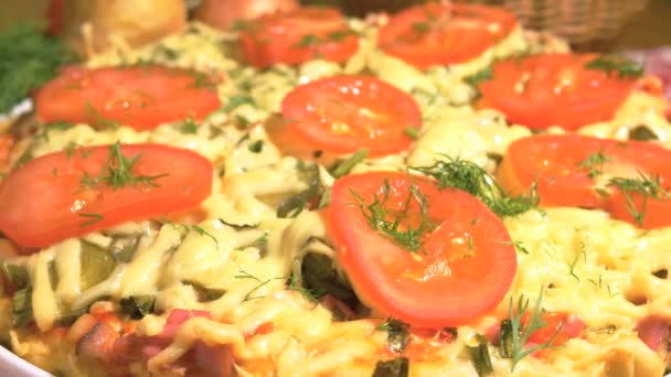 Pizza italiana con carne, tomates, eneldo y queso doble — Vídeos de Stock