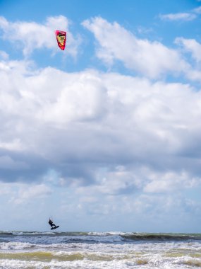 Wakeboarder dalgalar üzerinde hile yapmak