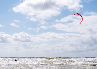 Wakeboarder dalgalar üzerinde hile yapmak