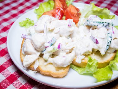 İtalyan ciabatta pollo Salata tavuk ve domates yemeği ile
