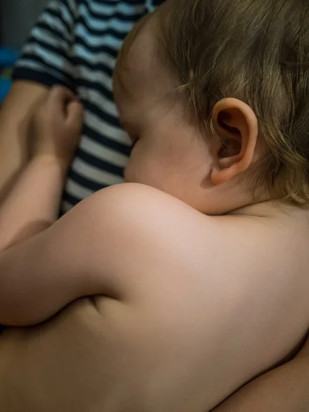 Bebê adormecido bonito em mãos mães — Fotografia de Stock