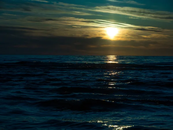 Zonsondergang van zee, strand en luchten — Stockfoto