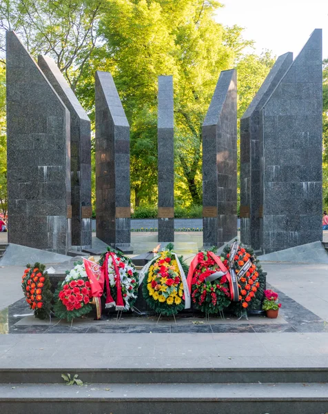 Colorful flowers at the front of WW2 monuments — Stockfoto