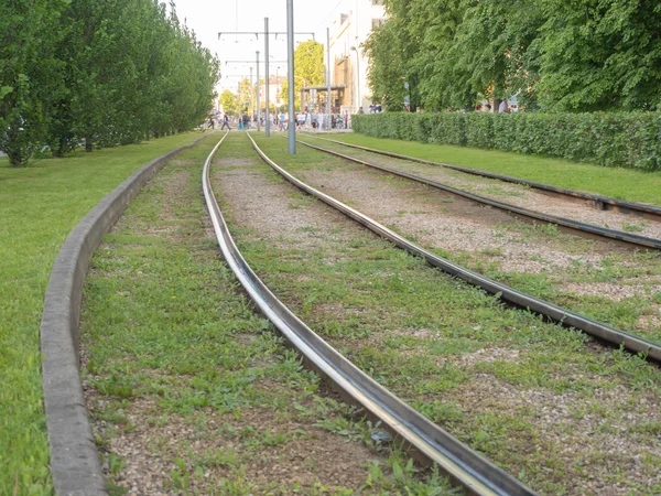 Verbogene Straßenbahnschienen. auf der Straße ein sonniger Sommertag, — Stockfoto