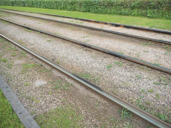 Verbogene Straßenbahnschienen. auf der Straße ein sonniger Sommertag, — Stockfoto