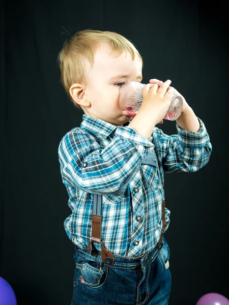 Kid boy drinking juice. Studio photo — ストック写真