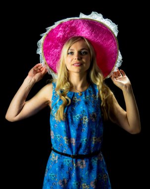 Pembe şapka tutan mavi elbiseli güzel kadın