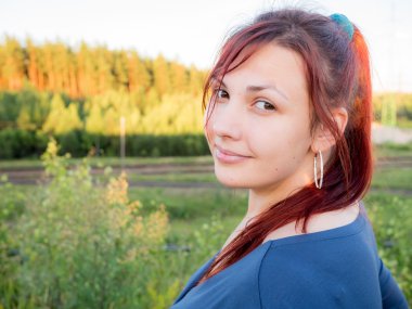 Gün batımında ormandaki genç güzel kadın