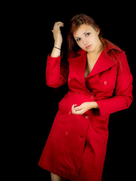 Estúdio foto de uma bela jovem mulher de casaco vermelho — Fotografia de Stock