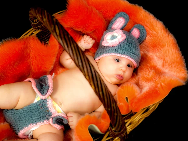 Bébé fille mignonne dans le panier — Photo