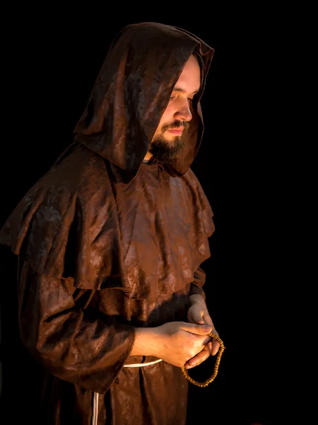 Monje misterioso sobre fondo oscuro . — Foto de Stock