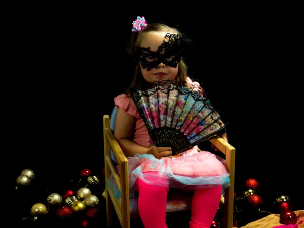 Ragazza con ventilatore e maschera in abito — Foto Stock