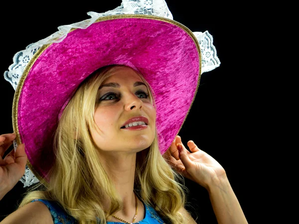 Bella donna in abito blu con cappello rosa — Foto Stock