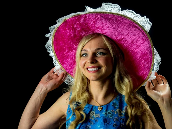 Csinos nő kék ruha rózsaszín kalap tartó — Stock Fotó