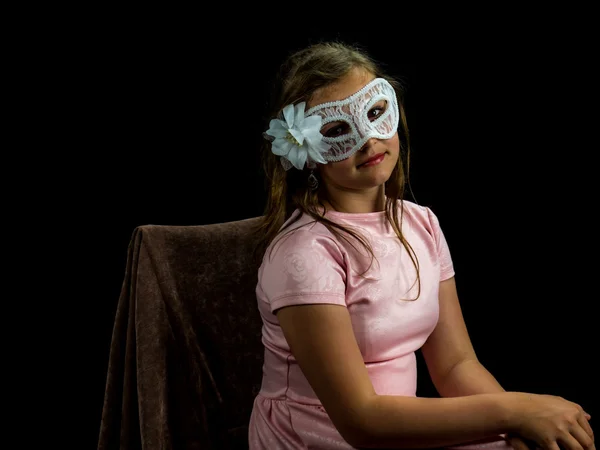 Красивая молодая девушка в карнавальной маске крупным планом — стоковое фото