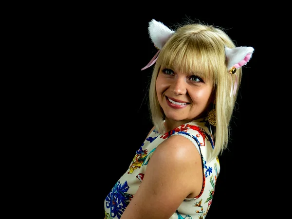 Donna con le orecchie da gatto. su sfondo nero — Foto Stock