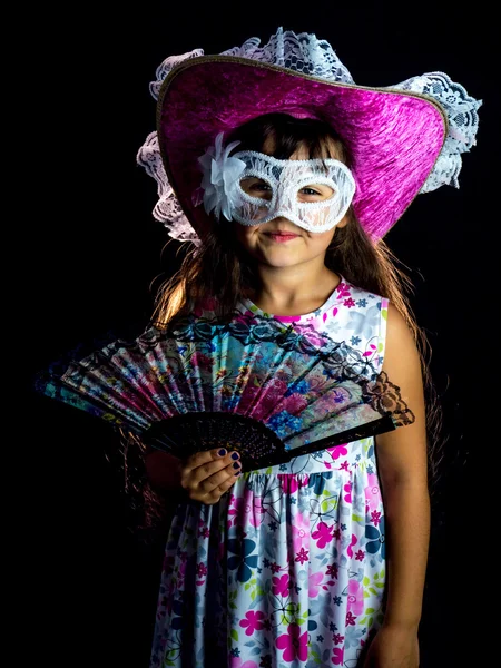 Ragazza con ventilatore e maschera in abito — Foto Stock