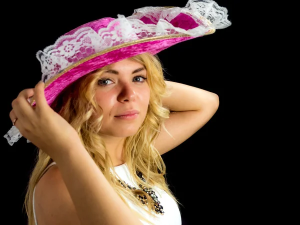 Mulher bonita segurando chapéu rosa — Fotografia de Stock