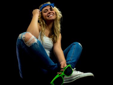 pino solitario en un campo