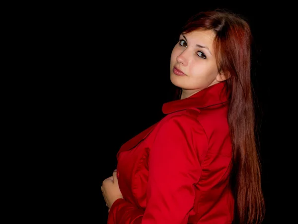 Studio photo d'une jolie jeune femme en manteau rouge — Photo