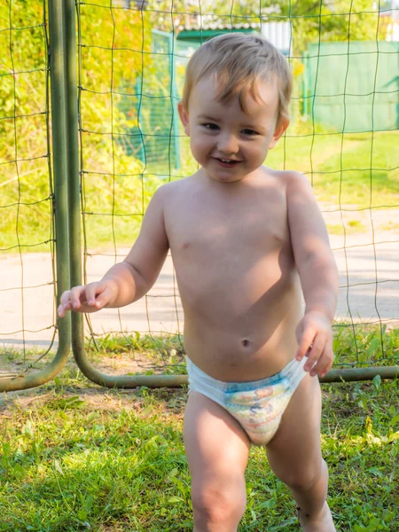 Felicità Bambino seduto in giardino . — Foto Stock