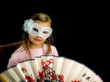 Fan ve maske elbiseli kızla