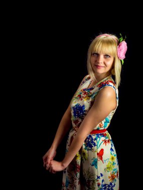 kedi kulakları olan kadın. siyah arka plan üzerine