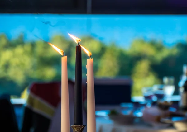 Baumkerzen auf dem Tisch — Stockfoto