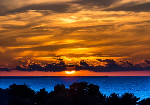 Zonsondergang en reflectie met mooie hemel — Stockfoto