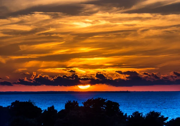 Puesta de sol y reflexión con hermoso cielo — Foto de Stock