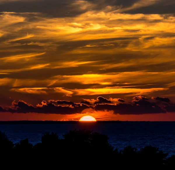 Solnedgång och reflektion med vacker himmel — Stockfoto