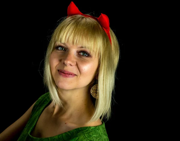 Диявольська жінка в зеленому. студійне фото — стокове фото