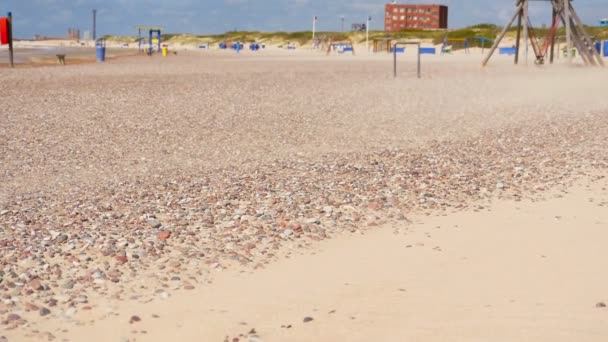 Latem tropikalnej wyspie biały piasek plaży. — Wideo stockowe