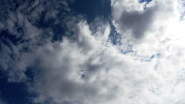 Літні хмари пролітають через королівське блакитне небо . — стокове відео
