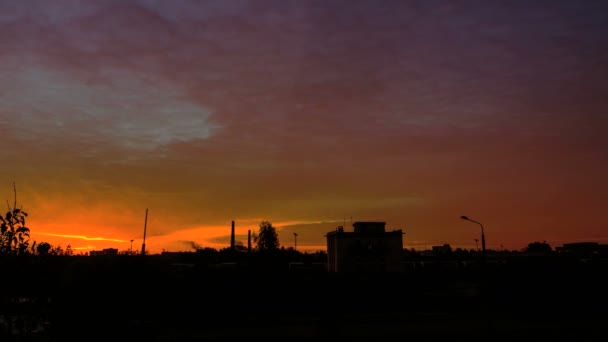 Schöner Sonnenaufgang über dem Bahnhof. Zeitraffer. — Stockvideo