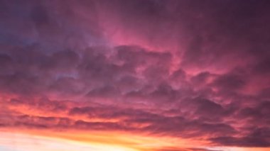 Zaman atlamalı görünümünü gündoğumu, fırtınalı bulutlar