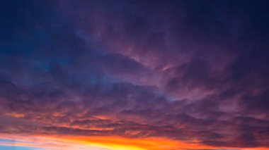 Bulutlar güzel günbatımı zaman atlamalı sırasında