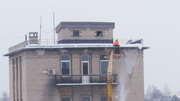 Pulizia neve dal tetto in inverno — Video Stock