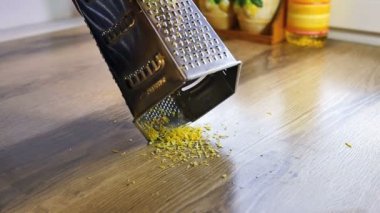 Limon kabuğu rendesi, yavaş hareket